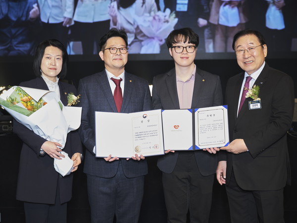 한화생명인 11월 25일(화) 열린 ‘2025 지역사회공헌 인정제’ 시상식에서 인정기관으로 선정되며, 보건복지부 장관상과 특별상을 동시에 수상했다. 한화생명 임직원과 사회복지협의회 회장 김성이 회장(오른쪽 첫번째)이 기념촬영을 하고 있다./사진=한화생명