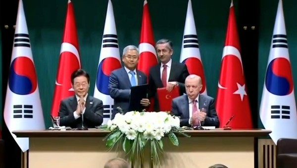 (왼쪽부터) 24일(현지시간) 튀르키예 대통령궁에서 진행된 '원자력 협력 양해각서(MOU)' 체결식에서 이재명 대한민국 대통령, 김동철 한국전력 사장, 네자티 야마치 튀르키예 원자력공사 사장, 에르도안 튀르키예 대통령이 기념 사진을 찍는 모습. /사진=한국전력공사