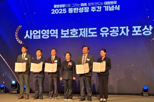 지난 25일 ‘2025 동반성장 주간 기념식’ 사업영역 보호제도 유공자 시상식 현장. 한성숙 중소벤처기업부 장관(왼쪽 네 번째)과 장관 표창을 수상한 (주)하림 유영삼 기획조정실장(왼쪽 첫 번째) 등 수상자들이 기념촬영을 하고 있다./사진=하림